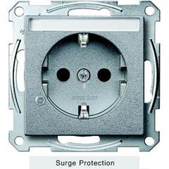 Gniazdo wtykowe SCHUKO z ogr. przepięć i p.opis., przesł. śrub., alu, Sys M MTN2405-0460