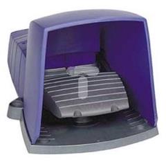 Wyłącznik nożny pojedynczy z osłoną niebieski metal 1Z 1R 1 krok XPEB310