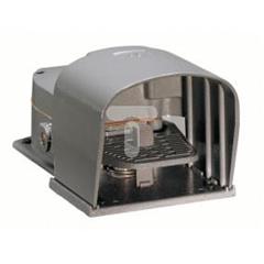 Wyłącznik nożny pojedynczy z osłoną szarą metal 2Z 2R 2 kroki KR210S22