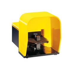 Wyłącznik nożny pojedynczy z osłoną z blokadą pedału tworzywo 1Z 1R migowy KG220S11