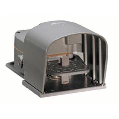 Wyłącznik nożny pojedynczy z osłoną z dźwignią bezpieczeństwa metal 1Z 1R migowy KR210S11